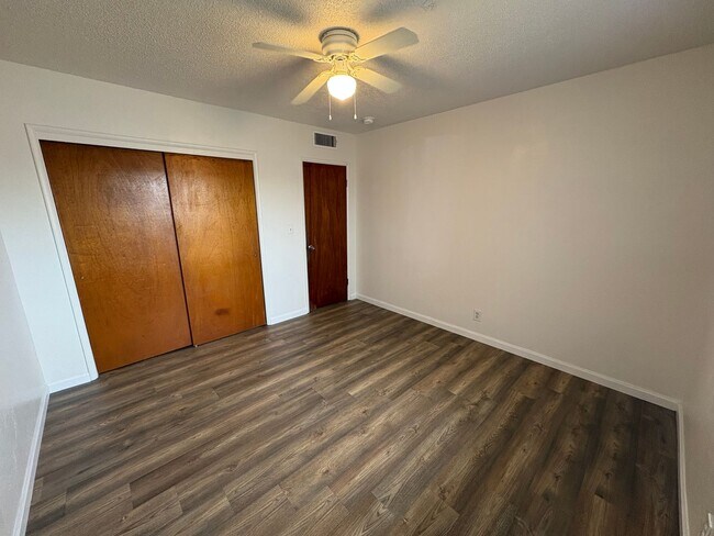 Building Photo - SW Dinuba Home Near Shopping Centers Available Now!