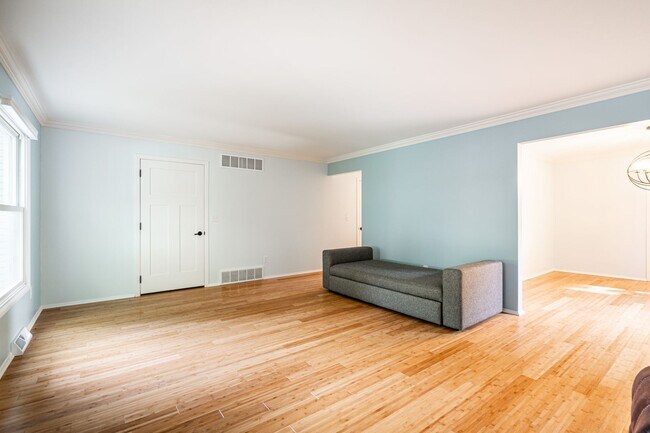 Foto del edificio - LIVE ON LAKE MICHIGAN IN THIS SPACIOUS CONDO!