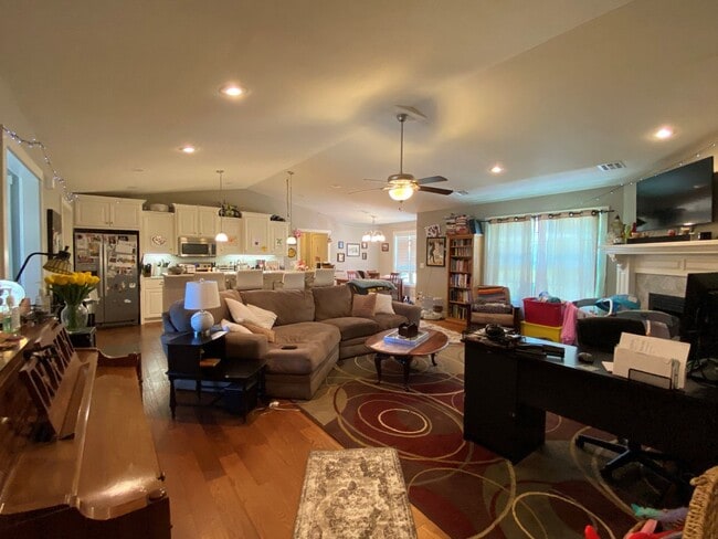 Foto del edificio - FENCED BACKYARD! BONUS ROOM/OFFICE! SAFE ROOM! THREE CAR GARAGE