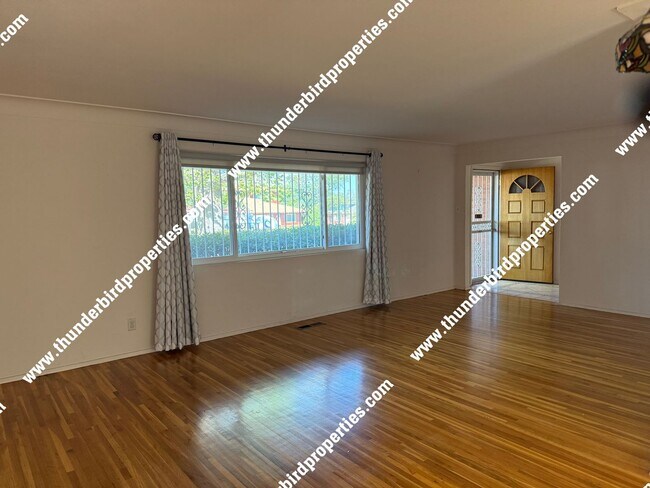 Foto del edificio - Desired NE location near Sandia High Schoo...