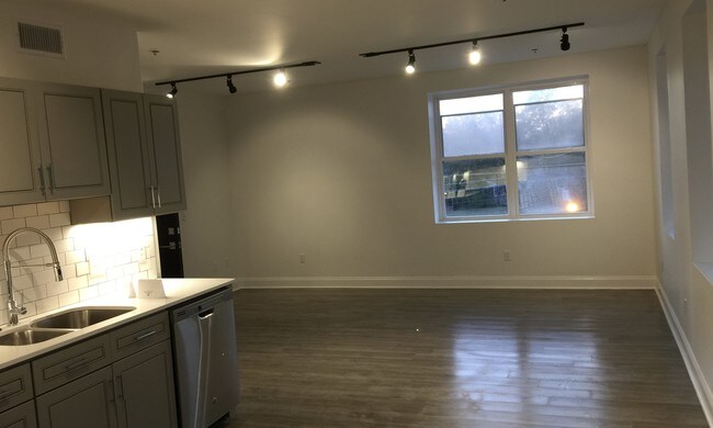 Foto del edificio - 827 N State St