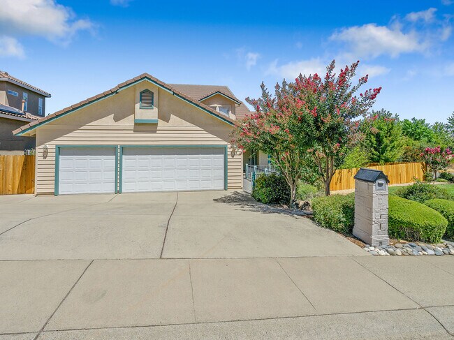 Building Photo - 4008 Plateau Cir