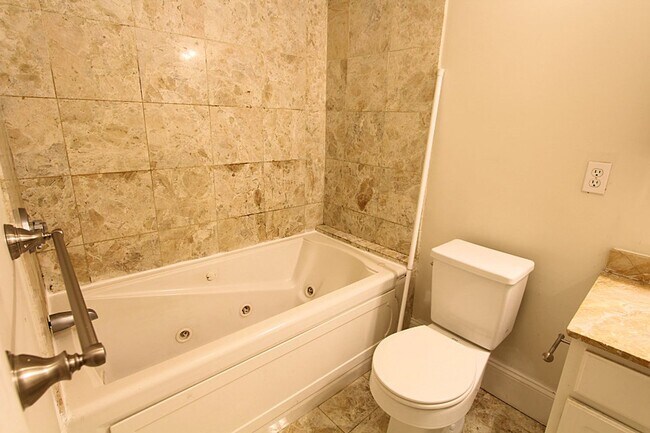 Foto del edificio - Large 3 bed in Brookline