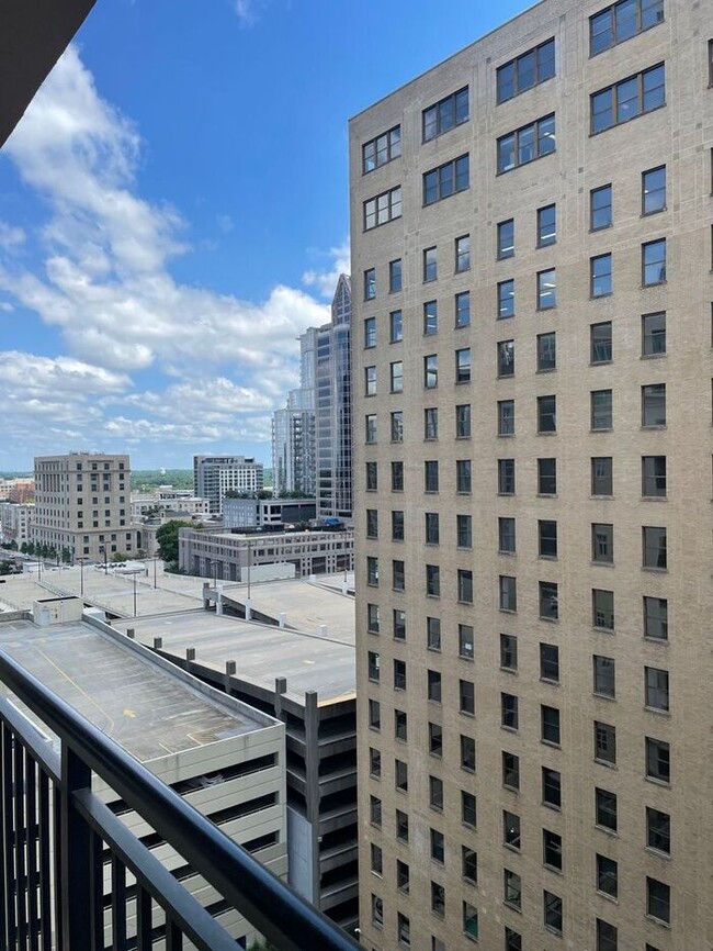 Building Photo - Gorgeous Uptown Condo Now Available!