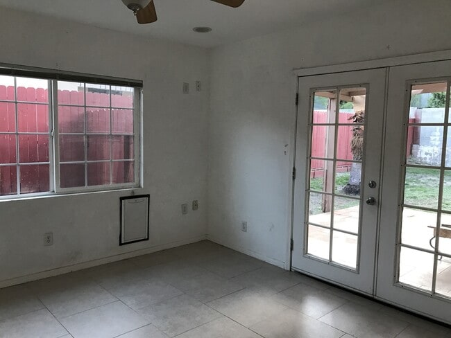 Building Photo - 3bd / or4  + 2 bath house
