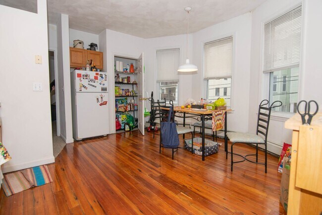 Foto del edificio - Allston 3 Bed – 1,100 Sq Ft – Heat Included – Deck/Porch – 9/1