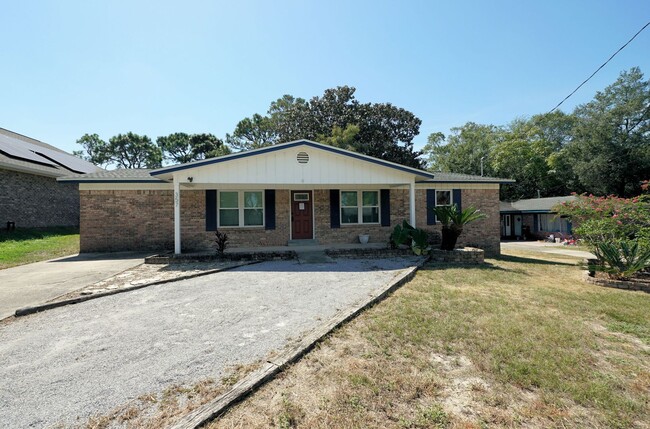 Building Photo - 4 Bedroom Home in Valparaiso- Near Eglin AFB