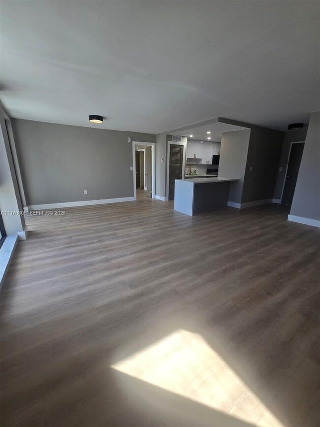 Building Photo - 9800 W Bay Harbor Dr