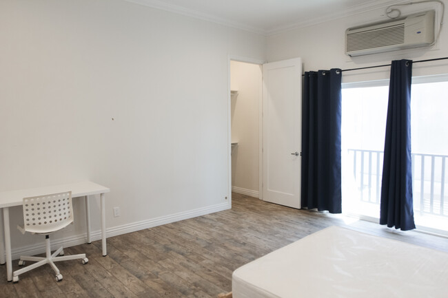 Foto del edificio - 1339 W 36th Pl