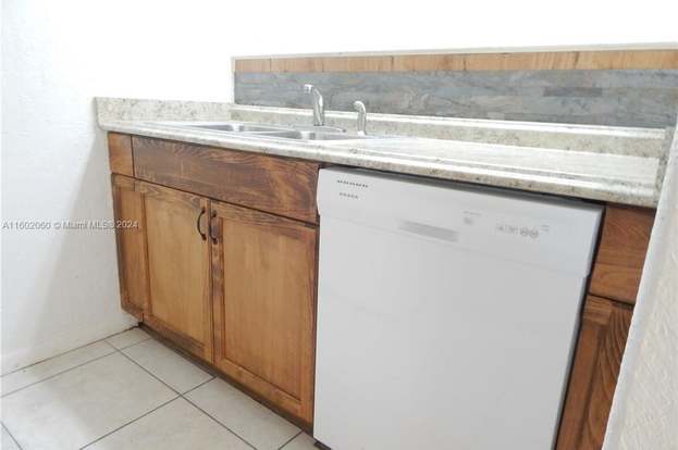 Foto del edificio - 10149 Twin Lakes Dr