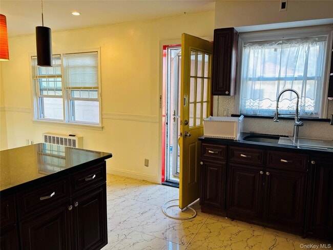 Foto del edificio - 86-07 Little Neck Pkwy