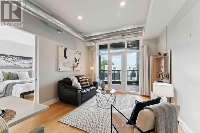 Building Photo - 101-101 Pinhey St