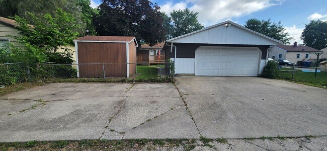 Foto del edificio - Beautiful 4 Bedroom, 2 Bathroom Home with garage, shed, deck, and fenced yard!