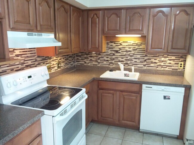 Building Photo - Spacious 3 bedroom house For Rent