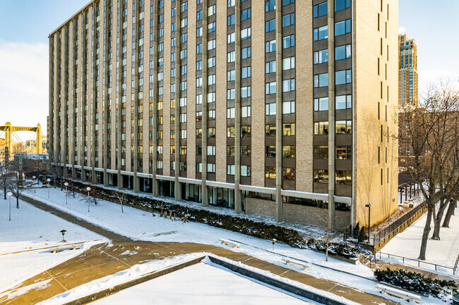 Entrada - The River Towers Condominium