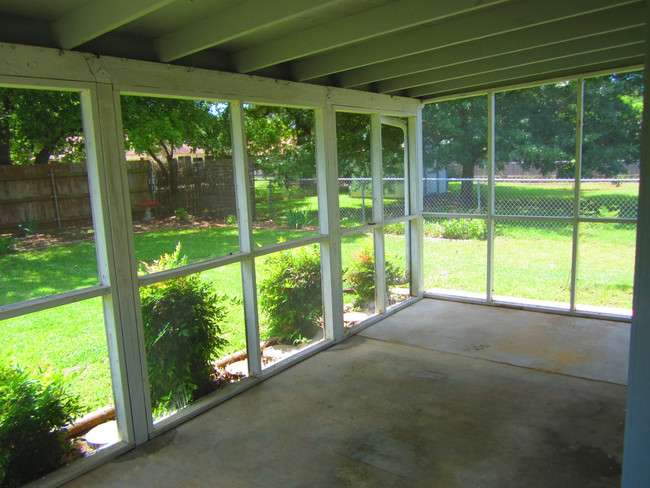 Building Photo - Garden Villa