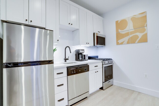 Foto del edificio - 712 G Street SE Unit 203