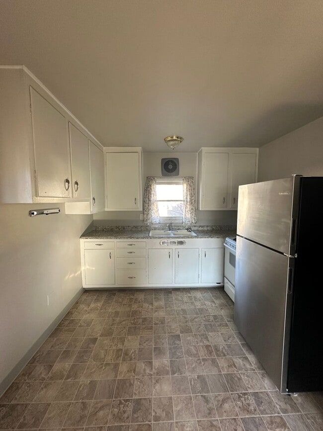 Building Photo - 2 bedroom 1 bath single family home