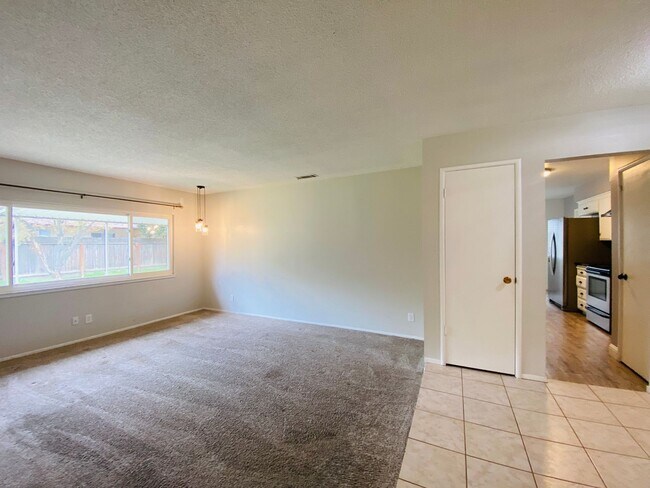 Foto del edificio - $2,100 Cedar & Bullard, 3 Bedroom Home - N...