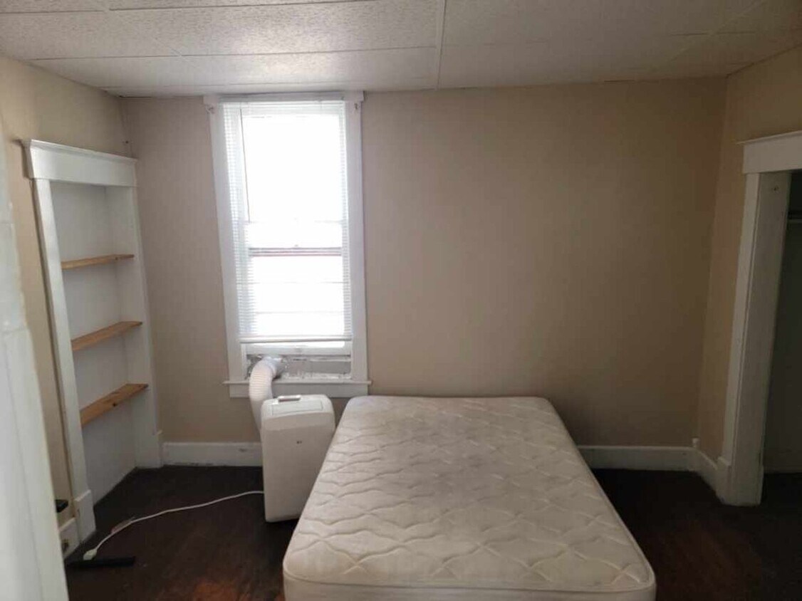 709 California Urbana, IL 61801 Apartment for Rent in Urbana, IL