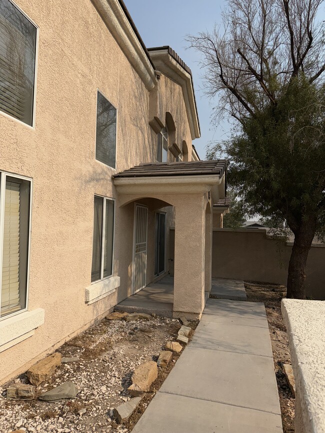 Building Photo - 3950 S Sandhill Rd