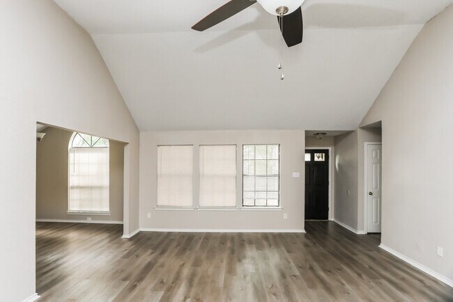 Foto del edificio - 2221 Collier Ct