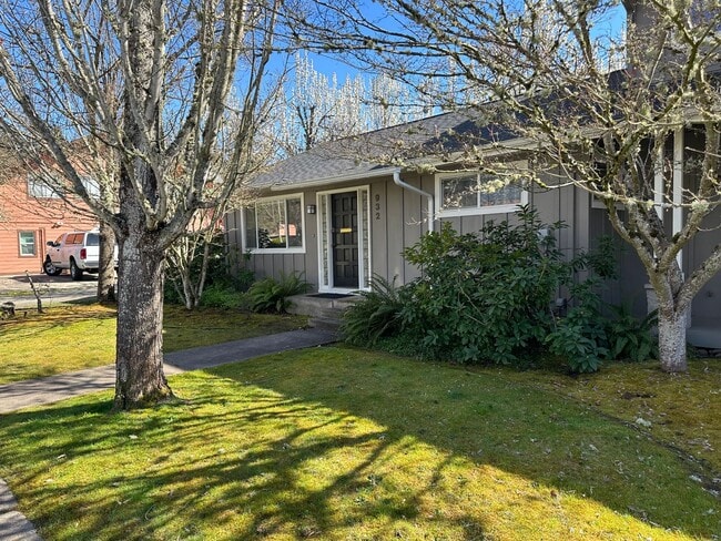 Building Photo - Beautiful high end 1 bedroom duplex with office!