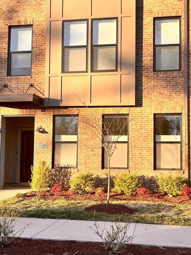 Building Photo - 935 Salamander St