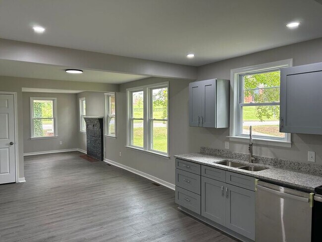 Building Photo - 2811 N Parham Rd