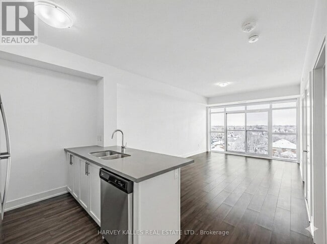 Building Photo - 460 Dundas St E