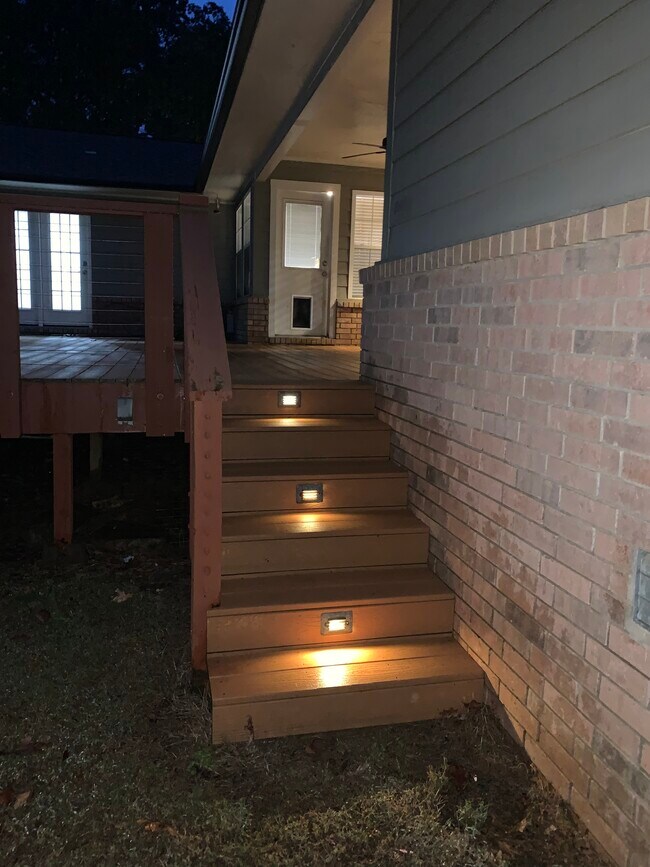 Lighted side patio steps - 9717 Thistle Ct