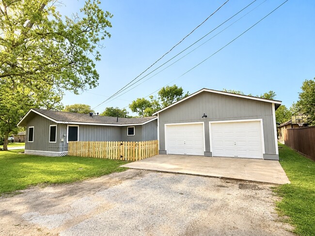 Building Photo - 310 S Shanks St