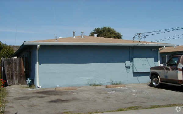 Foto del edificio - 2917 Curtis Ave