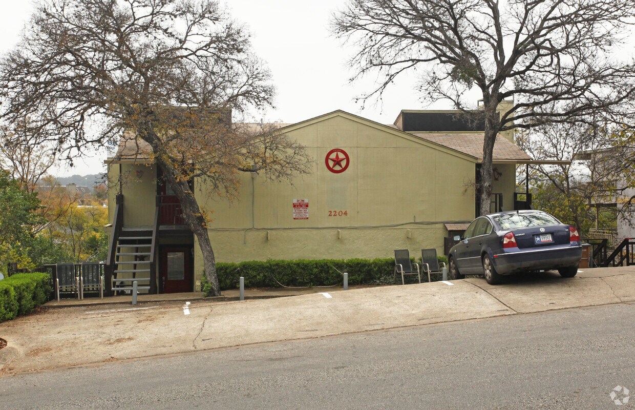 Building Photo - 2204 Trailside Dr