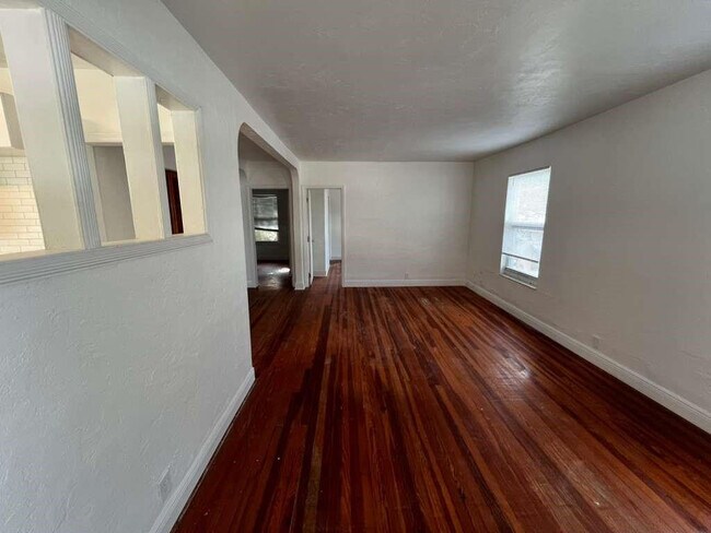 Building Photo - 708 NE 4th St