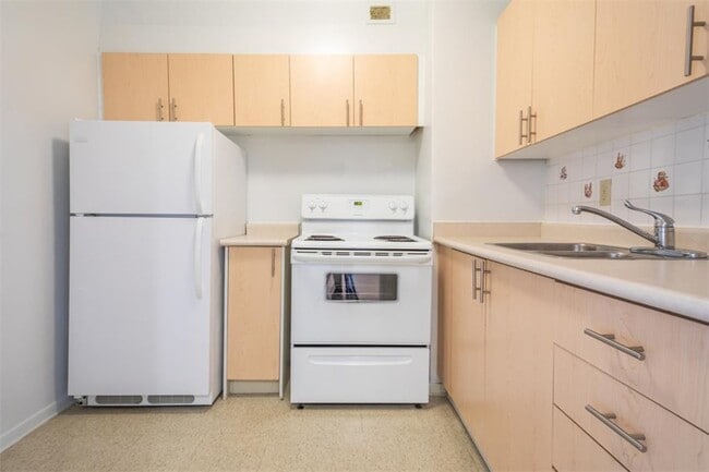 Building Photo - Deluxe Room - Bloor St West & Spadina Rd