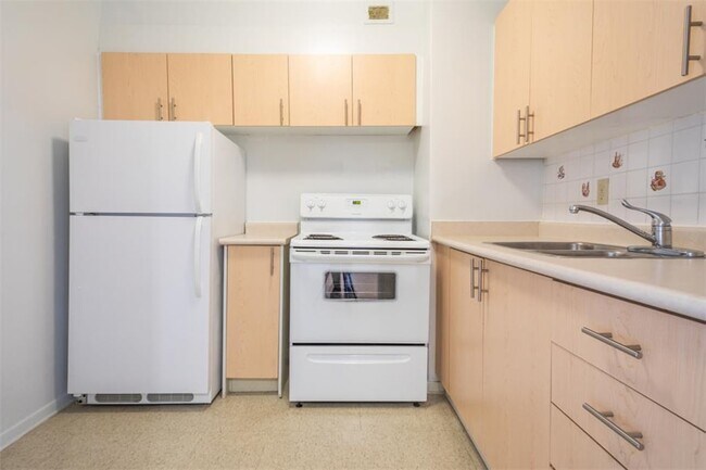 Photo du bâtiment - Deluxe Room - Bloor St West & Spadina Rd