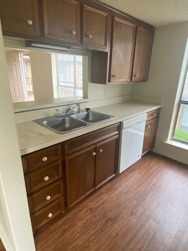 Building Photo - 2 bedroom 2 bathroom apartment by TWU