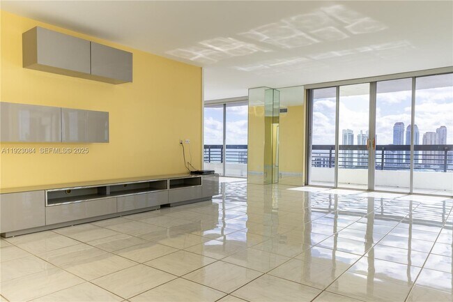 Foto del edificio - 3500 Mystic Pointe Dr