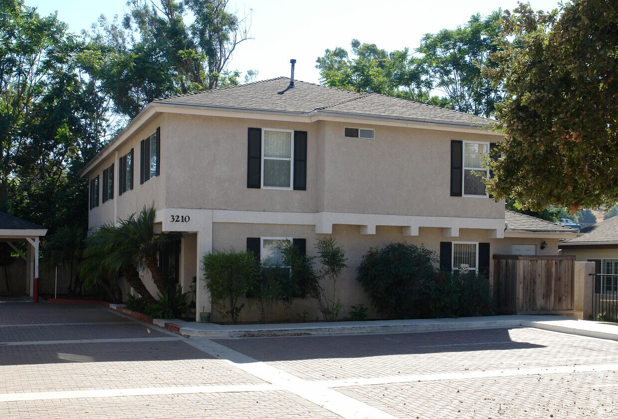 Building Photo - 3120-3124 Royal Oaks Dr