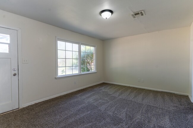Foto del edificio - 4-Bedroom Must See!