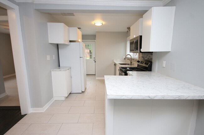 Foto del edificio - Live in East Hill! 3BR Historic Gem Just M...