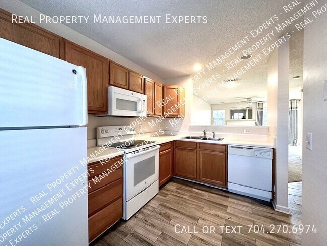 Foto del edificio - Beautiful 2BR/2.5BA Townhouse Close to UNC...