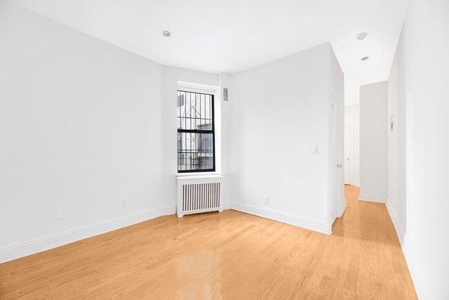 Building Photo - 414 W 49th St