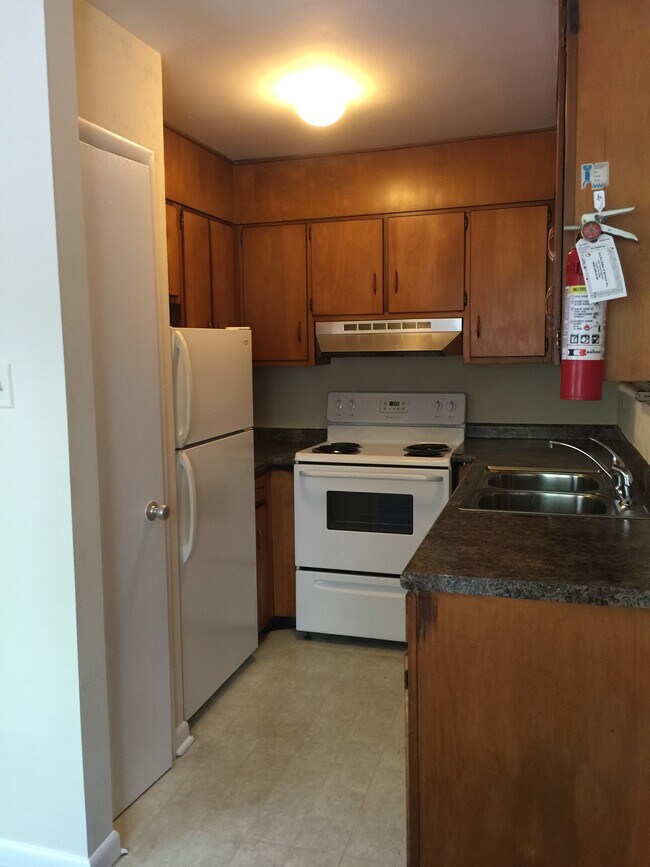 Kitchen - 1412 Highland Ave