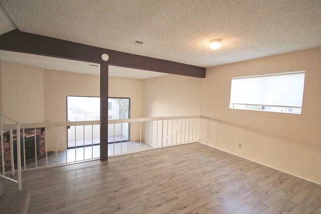Dining room - 18410 Lull St