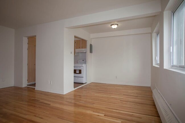 Building Photo - 4590 Chemin Queen Mary