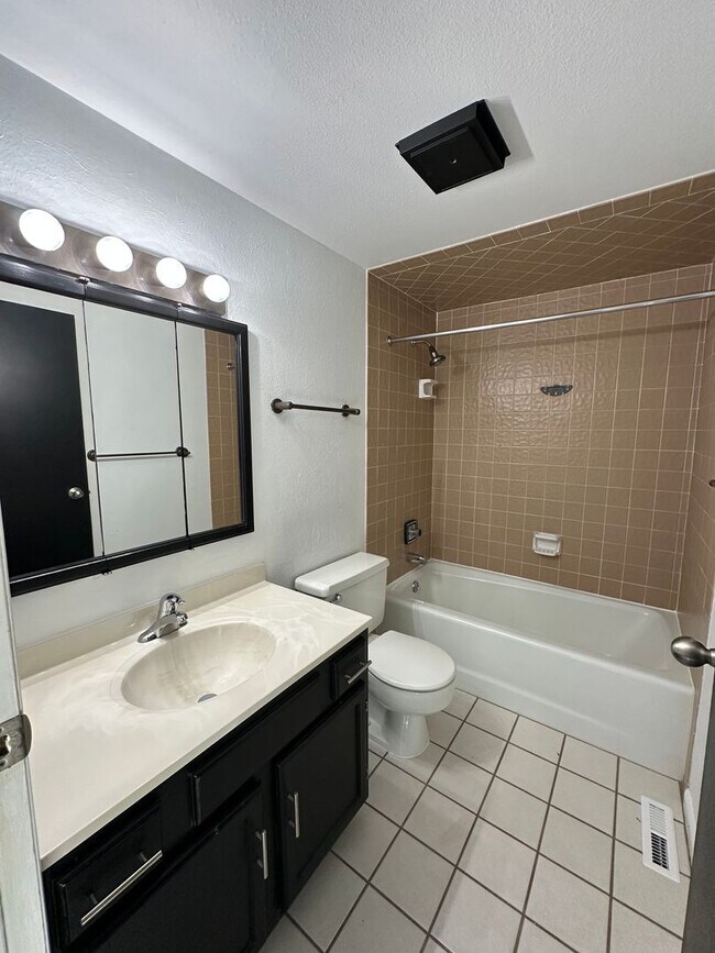 Foto del edificio - 2 Bedroom, 2 1/2 Bathroom Townhome located near hospitals and colleges!