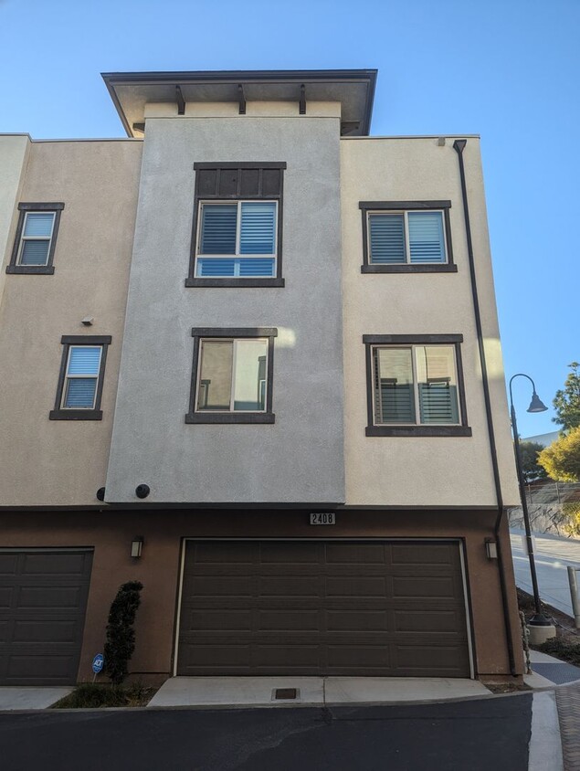 Building Photo - Lovely Townhome!