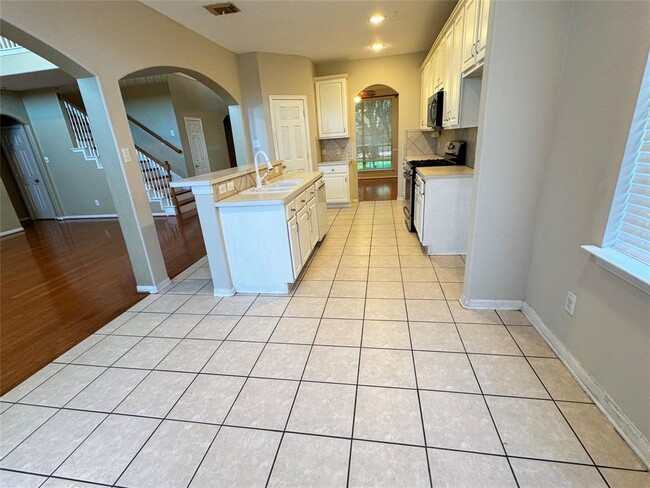 Building Photo - 3335 Southdown Dr